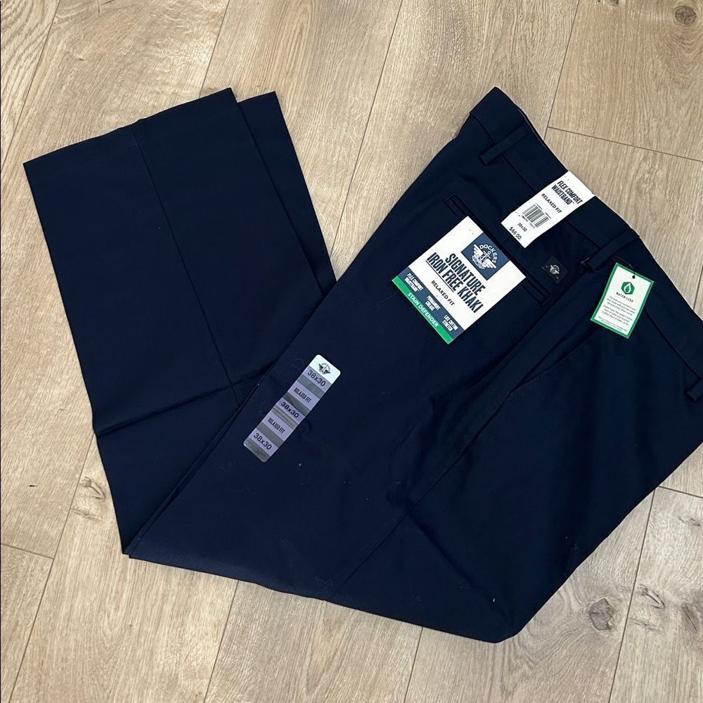 Dockers Signature Khaki Relaxed Fit Iron Free Stain Defender, Navy, 38WX30L, NWT